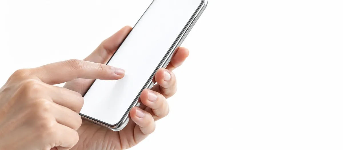 スマートフォンでネットショップを見ている手元